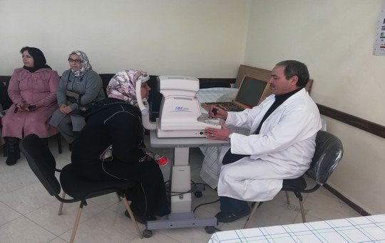 صورة لاحدى المستفيدات من الحملة الطبية