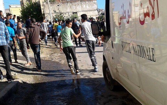 صورة للجمهور التاوناتي الغاضب بعد فشل الفريق في الصعود و لولا تواجد الامن بكثافة لوقع ما لا يحمد عقباها