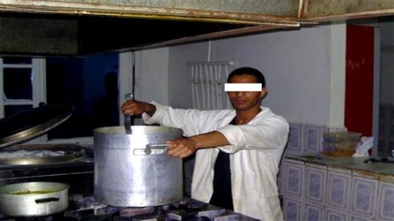 طباخون ومساعدون بالمطاعم المدرسية والداخليات بإقليم تاونات يكشفون الفضائح للرأي العام:هذه ظروف اشتغالنا واستغلالنا