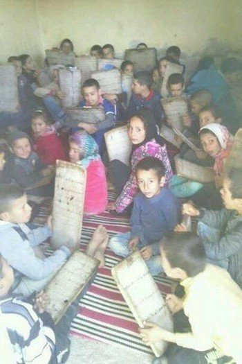 طفلات وأطفال في المسيد لقراءة القرآن