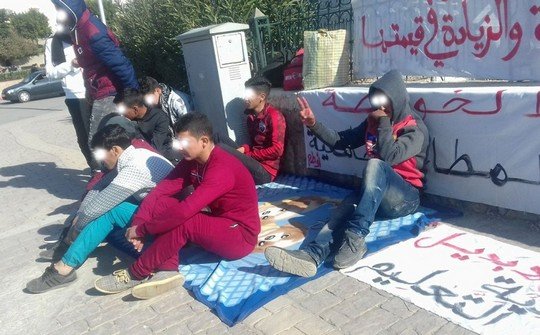 طلبة-بفاس-ينشدون-المنحة-في-اعتصام-لهم-أمام-عمالة-تاونات في السنة الماضية