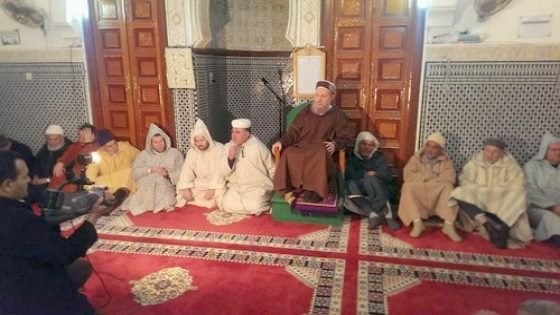 عالم سوري يلقي درسا دينيا بالمسجد المركزي بمدينة تاونات
