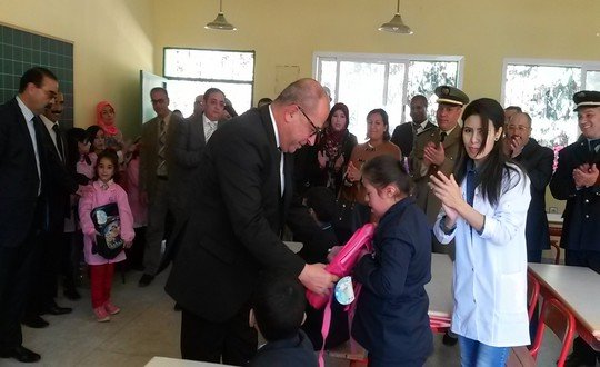 عامل اقليم تاونات يسلم محفظة لتلميذة مستفيدة