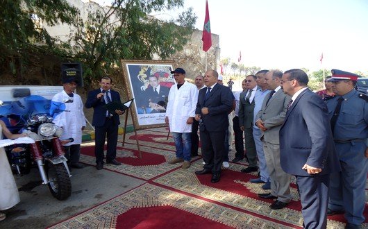 عامل تاونات يسلم بائعي السمك التريبورتورات