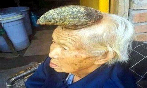 عجوز صينية تحمل قرنا