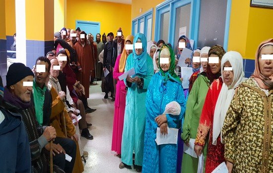 فئات هشة ومعوزة أمام مراكز صحية بإقليم تاونات