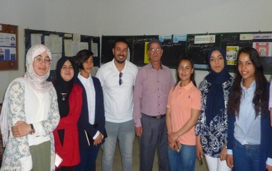 فريق ثانوية الوحدة رفقة مدير المؤسسة ومعد البرنامج