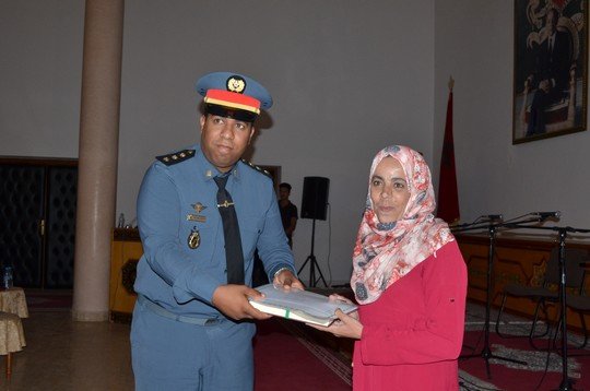 مسؤول عن الدرك الملكي يسلم جائزة المتفوقات في محاربة الأمية بإقليم تاونات