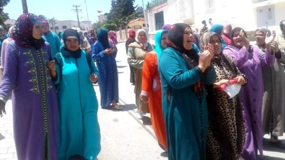 عاملات النظافة بالمؤسسات التعليمية بتاونات ينظمن إحتجاجا غير مسبوق بسبب عدم تمكينهن من راتبهن الشهري الذي توقف منذ أكثر من ثمانية (8)اشهر