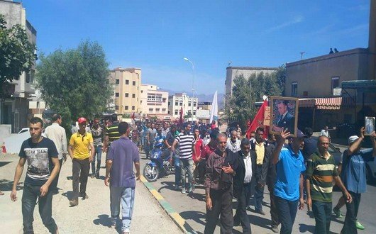 مسيرة ناجحة لساكنة دوار الناظور جابت أهم الشوارع الرئيسية لمدينة تاونات قبل الوصول لمقر عمالة الإقليم.