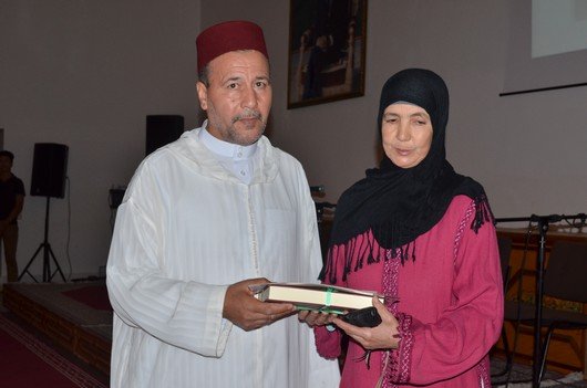 ممثل المجلس العلمي يسلم جائزة المتفوقات في محاربة الأمية بإقليم تاونات
