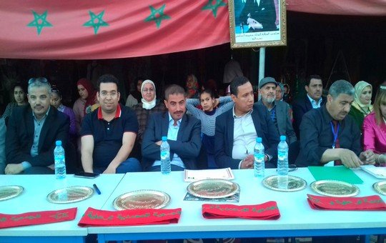 منصة المهرجان وعلى اليمين البرلماني كمال العمري