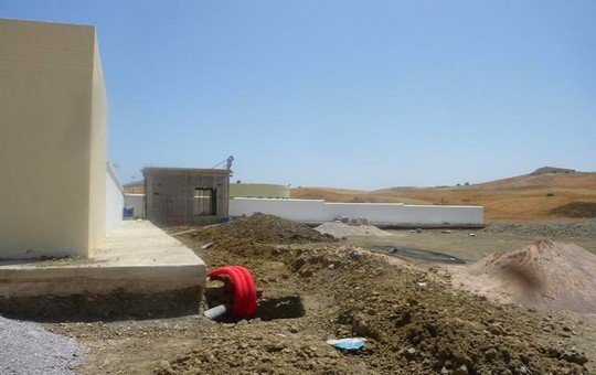 منظر لأشغال التهيئة الخارجية للمشروع وربطه بشبكة الكهرباء والطريق والواد الحار شمالا عبر تجزئة الوحدة مع حلول صيف 2017