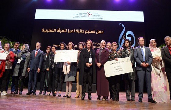 نعيمة الصنهاجي رئيسة جمعية دعم تمدرس الفتاة القروي, تتسلم الجائزة الأولى من طرف رئيس الحكومة