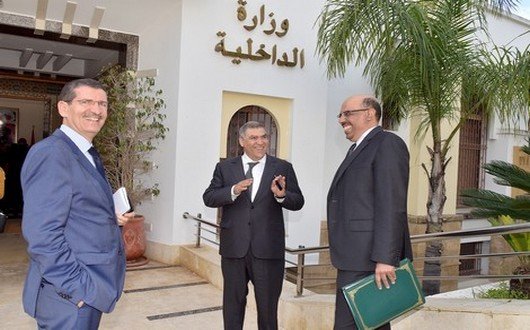 وزير الداخلية محاطا بمسؤولين كبار في الداخلية