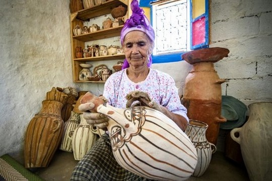 قرية نائية بنواحي تاونات تتحول إلى قبلة لهواة تعلم فن الفخار من مختلف أنحاء العالم