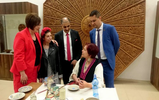 إبنة تاونات زكية الميداوي سفيرة المغرب ببلغاريا حاضرة بقوة  ضمن (40) بلدا في المهرجان الدولي لفنون الحرف التقليدية  