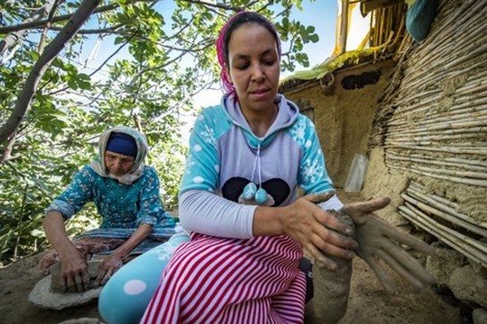 قرية نائية بنواحي تاونات تتحول إلى قبلة لهواة تعلم فن الفخار من مختلف أنحاء العالم