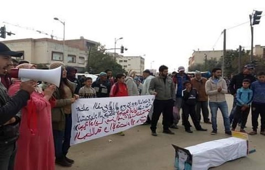 فرع الجمعية الوطنية لحملة الشهادات المعطلين بالمغرب بقرية بامحمد يحتج في الشارع العام