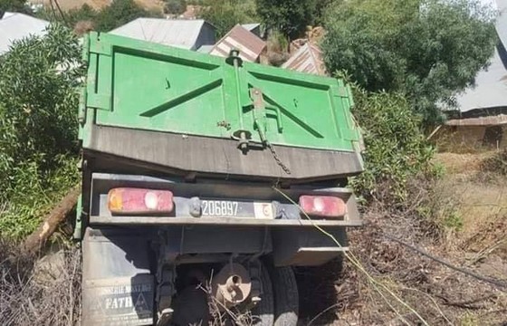إنقلاب شاحنة خاصة بنقل النفايات تابعة لجماعة الرتبة بنواحي غفساي بتاونات