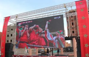 تنصيب شاشة عملاقة لمتابعة مباريات كأس إفريقيا بمدينة تاونات