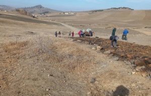 ساكنة اجبابرة بتاونات تحل محل مؤسسات الدولة في بناء طريق وسلطات أورتزاغ تضايقها