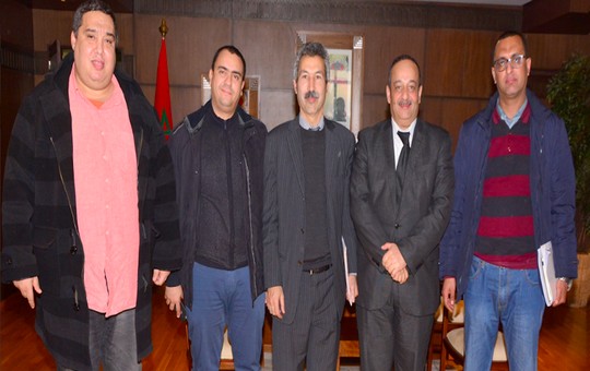 أعضاء المكتب التنفيذي للجمعية المغربية للصحافة الجهوية يتوسطهم الوزير الأعرج
