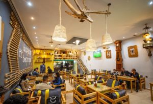 فاس:افتتاح مقهى “Ibu Coffee Shop” لصاحبها إبن قرية ابا محمد..مقهى من الجيل الجديد بطاقم محترف ولوحات فنية رائعة