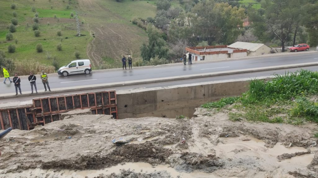 لجنة اليقظة معبئة وعامل تاونات يزور المناطق المتضررة والمهددةبالإقليم