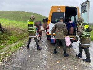 السلطات تقوم بإخلاء 4 عائلات مكونة من 12 شخصا يقطنون قرب وادي احجر معبد‎ بتاونات