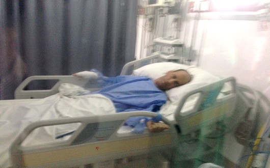 محمد السطي في غرفة العناية المركزة بمصحة الأزهر بالرباط