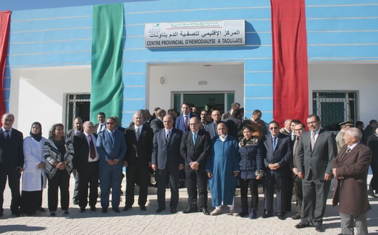 المسؤولون والمنتخبون ورئيس وأعضاء جمعية القصور الكلوي في صورة جماعية