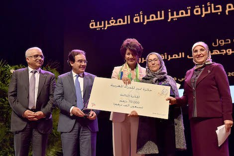 إبنة تاونات سعاد أزنود تحصل على جائزة "تميز للمرأة المغربية" عبارة عن شيك  قيمته 70 ألف درهم بالرباط