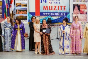نائبة رئيس بلغاريا تكرم السفيرة المغربية إبنة تاونات زكية الميداوي في المهرجان الدولي للشباب والفنون بصوفيا