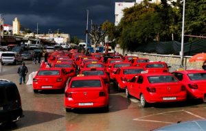 سائقو سيارات الأجرة الصغيرة بتاونات ينخرطون هم أيضا في الإضراب الوطني على خلفية إرتفاع أسعار الكازوال