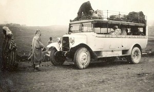 صورة وتعليق: حافلة لنقل المسافرين سنة1927 من أسكار نحو فاس عبر عين عائشة