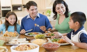 فوائد اجتماع الأسرة على مائدة الطعام