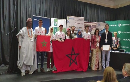 تلميذة مغربية تنحدر من تاونات تحصل على ميداليتين ذهبية وفضية وتتوج بلقب"ملكة الرياضيات في إفريقيا" بجنوب إفريقيا