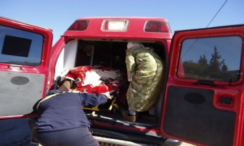سيارة إسعاف تنقل الضحية