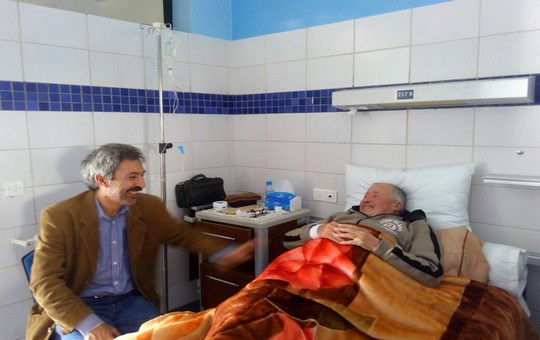 إدريس الوالي في زيارة للإعلامي محمد أديب السلاوي بالمستشفى