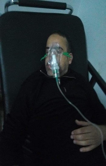 الإعلامي منير فلاح لحظة تلقيه العلاج بقسم المستعجلات بتاونات