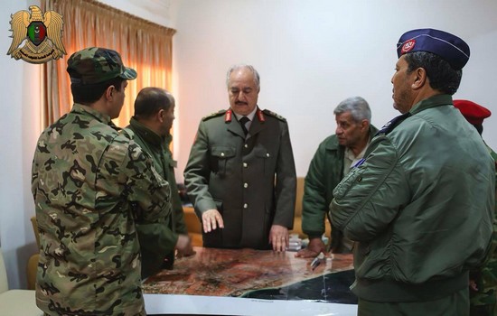 الجنرال المتقاعد الليبي خفتر مع فريق عمل