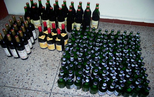الدرك يحجز630 قنينة من الجعة و 40 قنينة من الخمر الأحمر وأسلحة بيضاء عبارة عن سيوف وخناجر