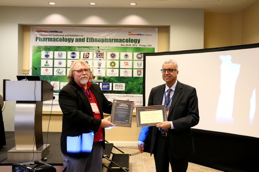 الدكتور إحماموشي  في شيكاكو بأمريكا  حيث قدمت له شهادة تقديرية
