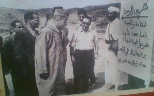 الراحل الملك محمد الخامس رفقة المهدي بن بركة في انطلاقة ورش طريق الوحدة بخميس ازريزر