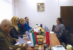 السفيرة المغربية إبنة تاونات الميداوي تعقد جلسة عمل مع مسؤولين سامين ببلغاريا حول التمييز وخطاب الكراهية