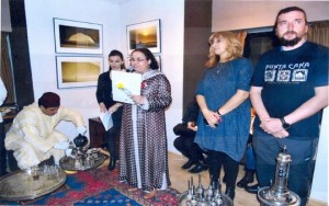 إبنة تاونات زكية الميداوي،السفيرة المغربية بصوفيا والفنان المصور فاسيل توديف:دعوة لتناول الشاي في الصحراء