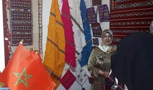سلطنة عمان تحتضن معرضها الدولي للصناعات الحرفية بمشاركة صانعة مغربية من تاونات