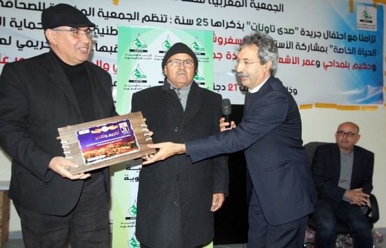 الصحافي مصطفى قشنني يتسلم هدية من طرف الإعلامي الناصري مدير جريدة أخبار سوس