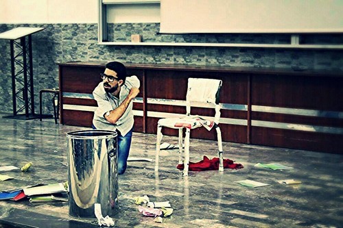 الطالب محمد حيمود في لقطة من مسرحيته